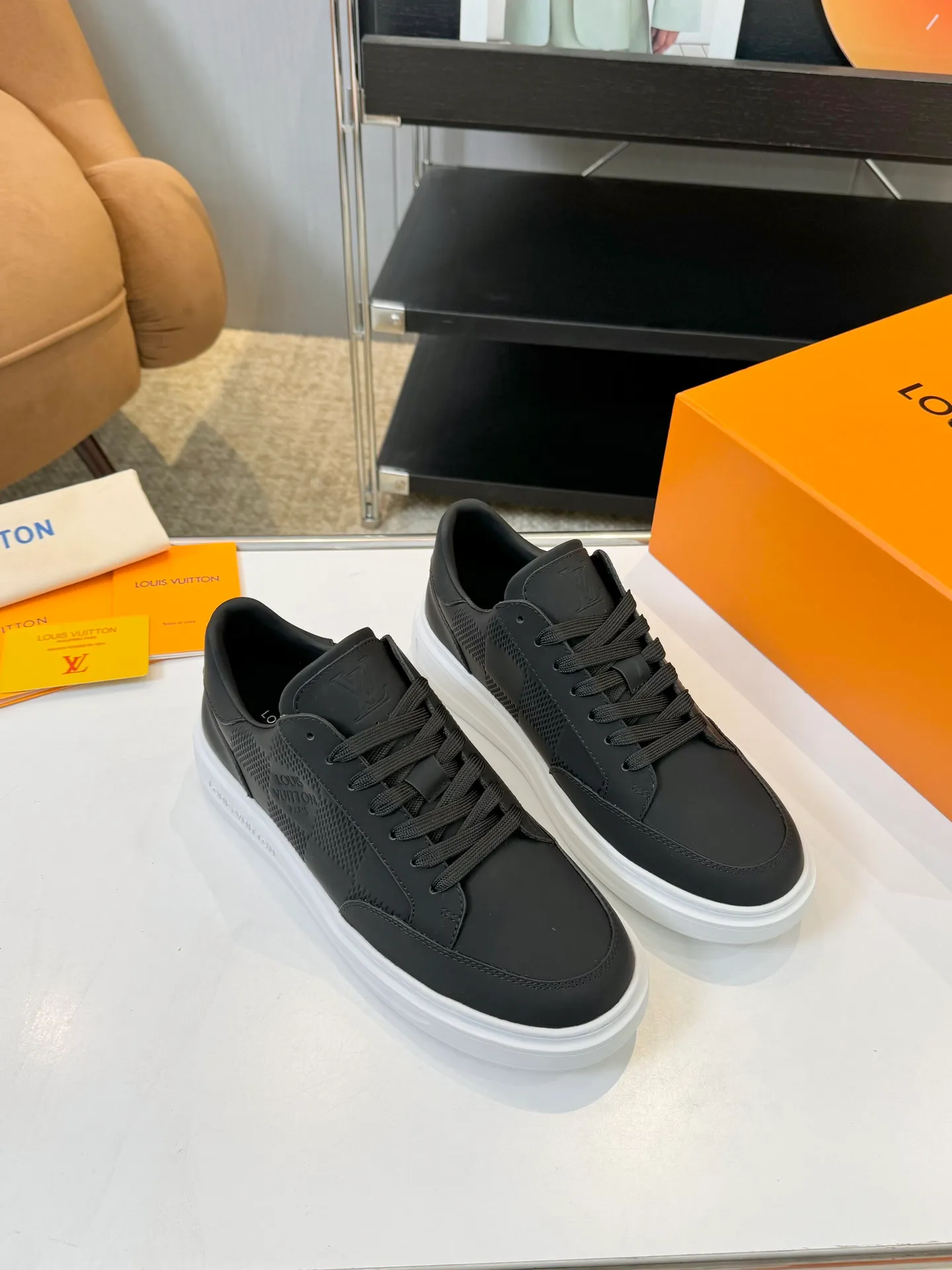 Men's Men's Shoes 💰620💰 LV [Beverly Hills Sports Shoes Series] This Beverly Hills sports shoes are made of grained cow leather with Damier pattern, echoing the current season's leather goods series. The thick rubber outsole is lightweight, and an embossed Louis Vuitton logo adds a branding touch. Padded insole and technical fabric lining enhance comfort.  Detailed Features ♛ Silk cowhide ➕ Tumbled cowhide ♛ Ultra-light rubber outsole ♛ Louis Vuitton logo on tongue and outsole ♛ Size: 38-46